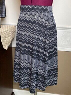 Size Small Women’s Black & Cream Pull-On Skirt